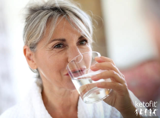 Při hubnutí v menopauze je pitný režim nezbytný